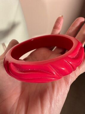 Vintage Molded Plastic Art deco Lipstick Red wide chunky Bangle Bracelet 1980’s